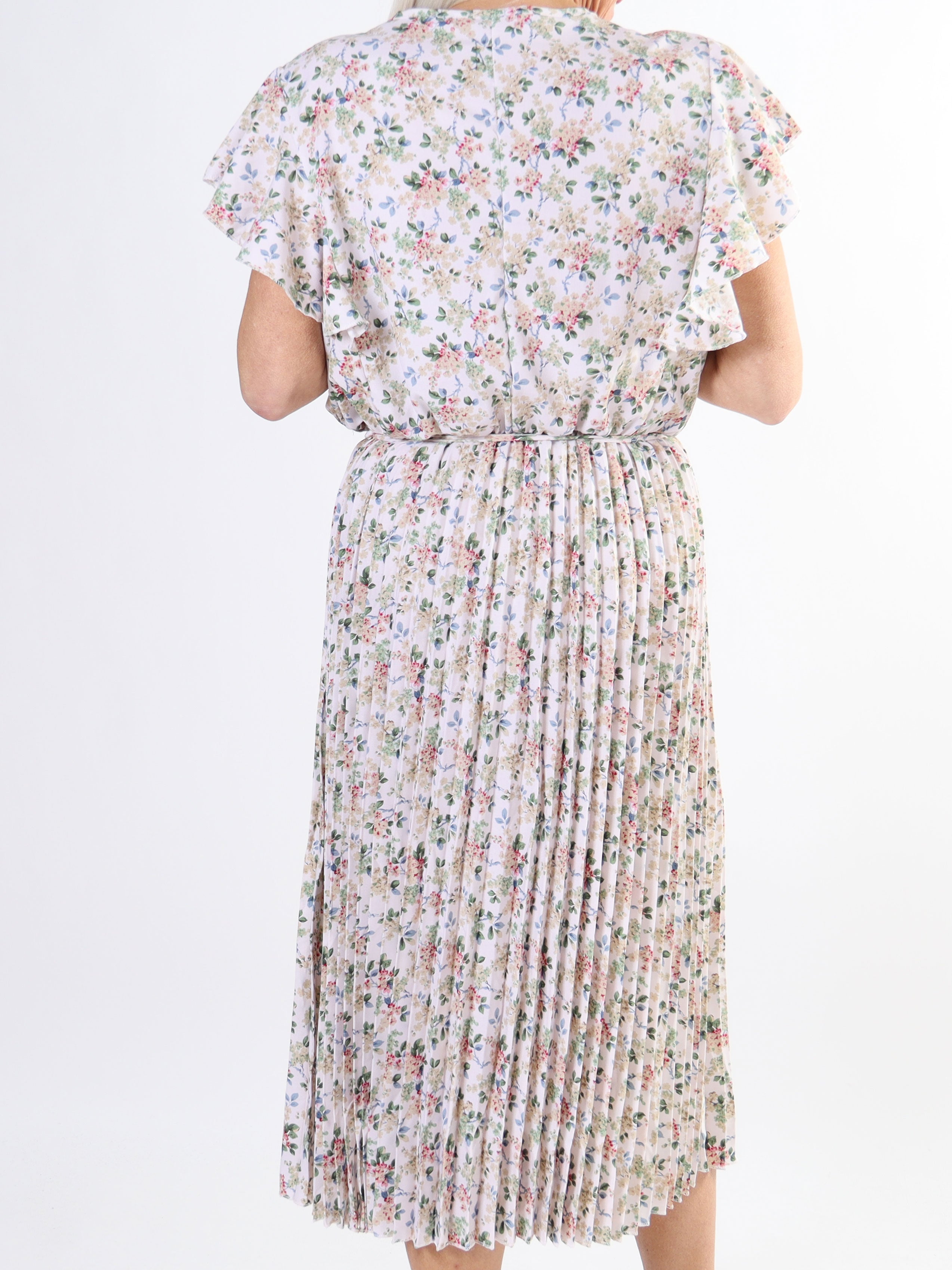 Callidora - Plus size kjole i med plisseringer og flæser